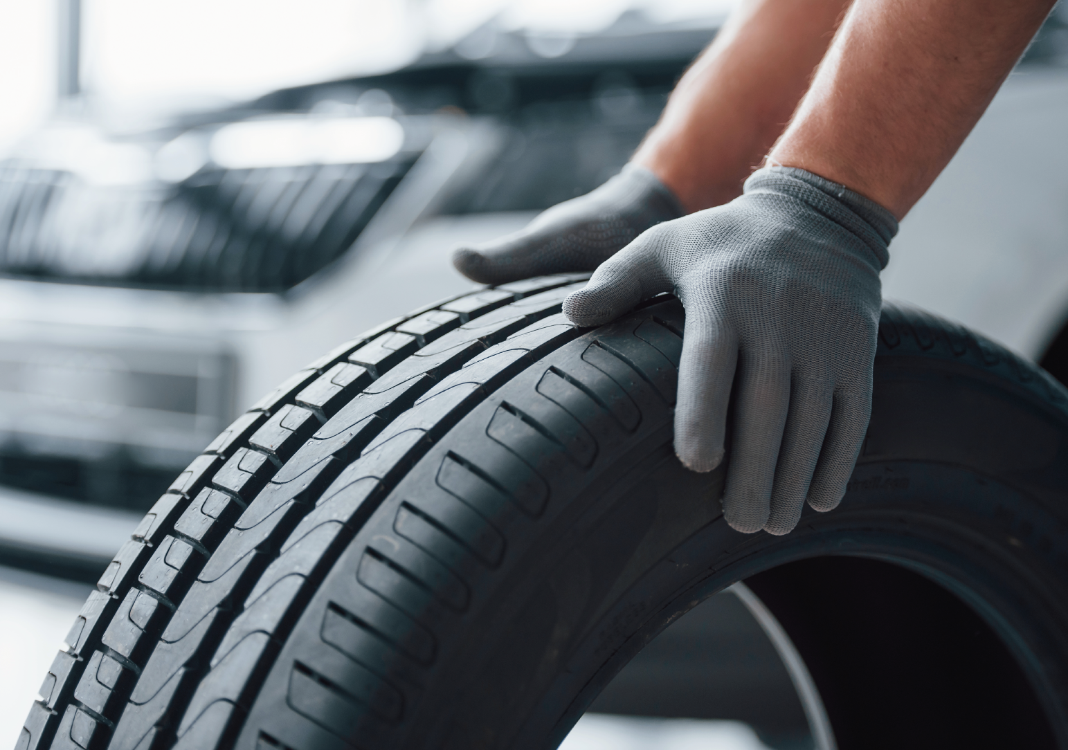 Un homme en train de changer une roue de voiture