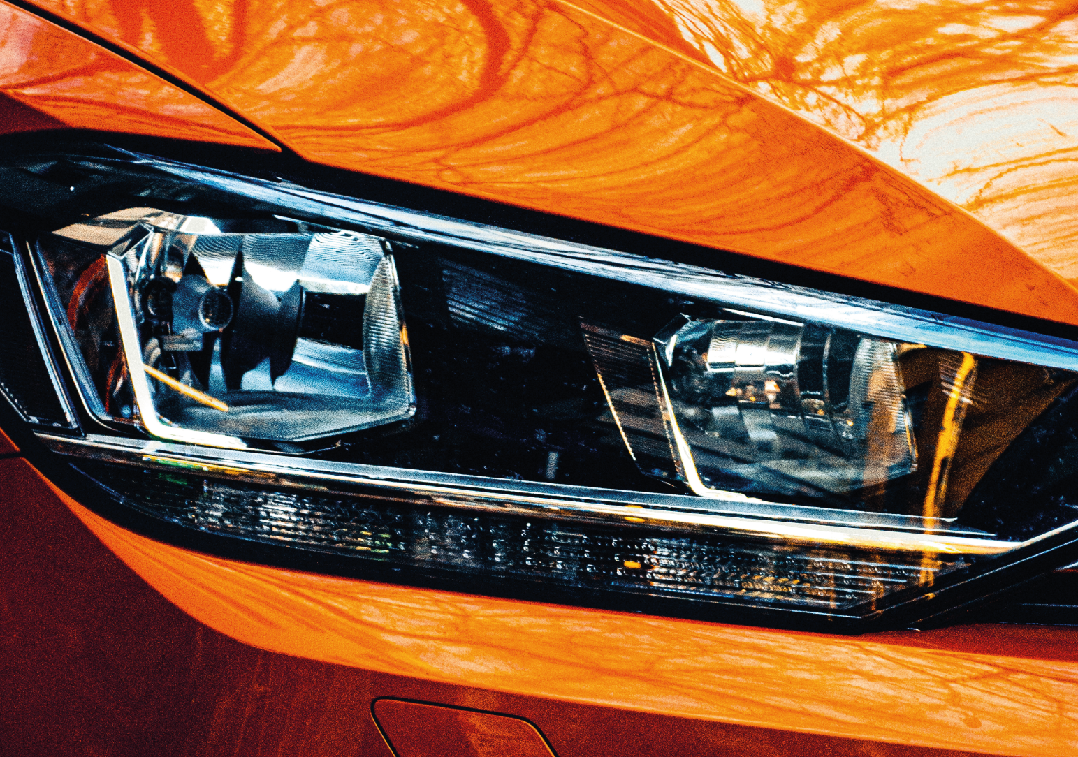 Le phare avant d'une voiture nettoyé par lavage écologique